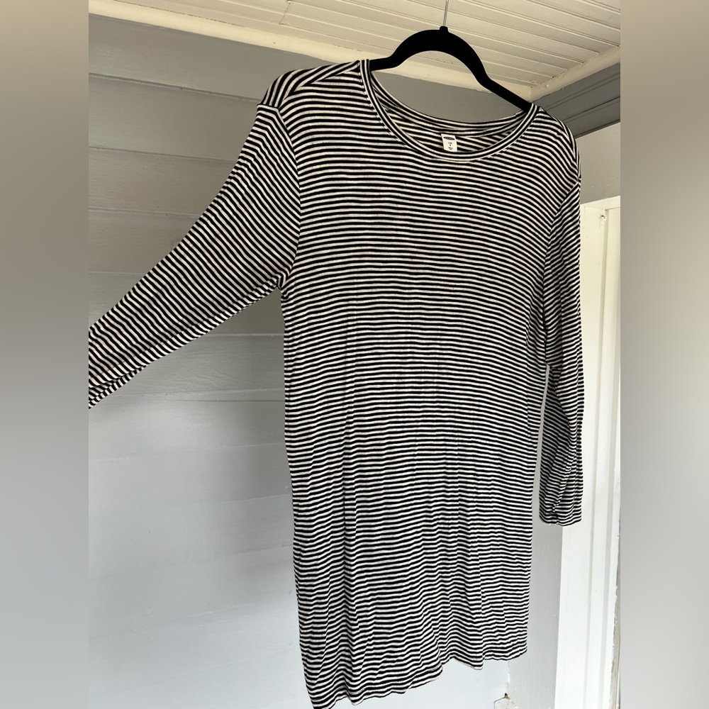 Old Navy. Black & white tunic